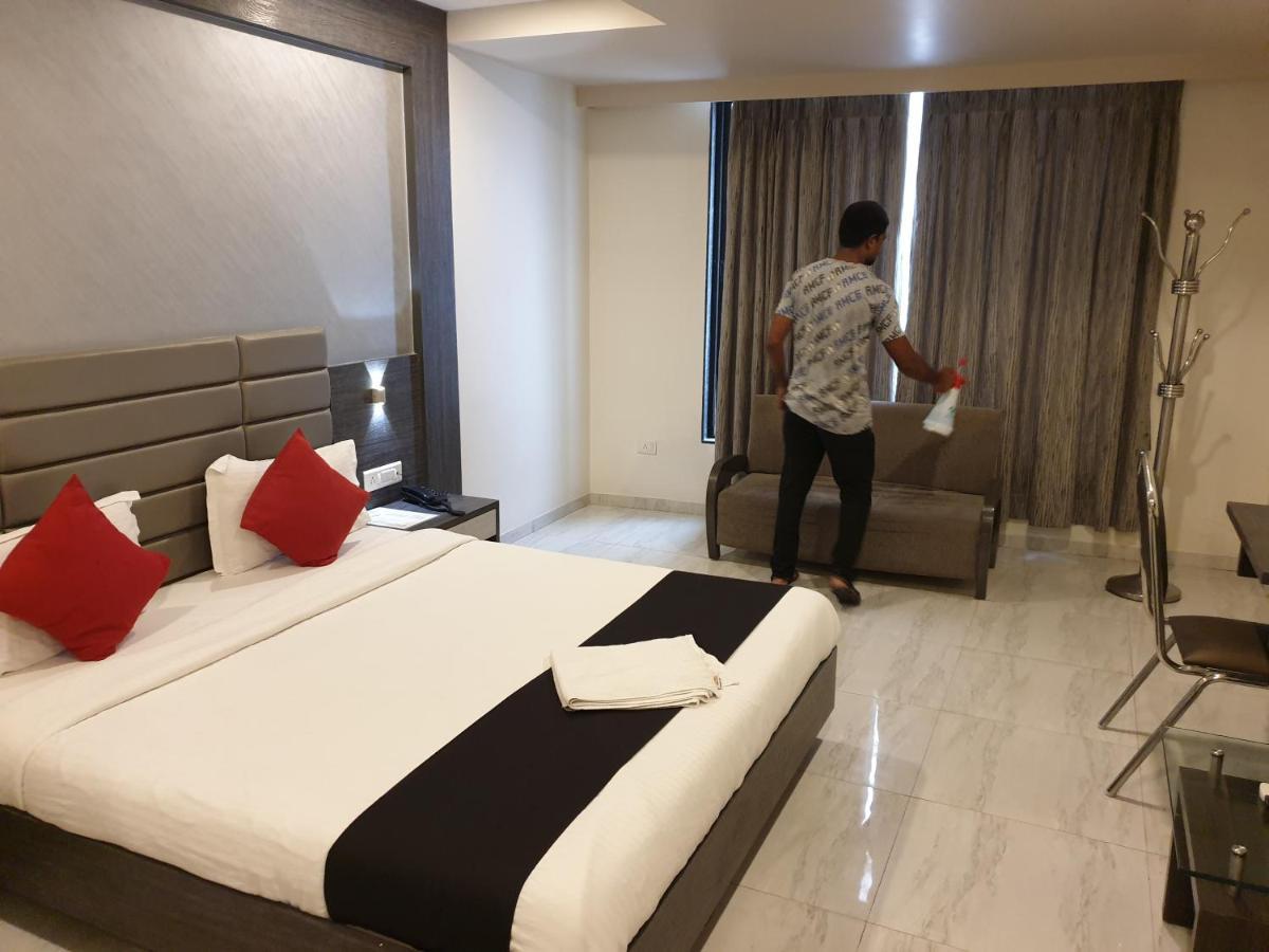 Hotel Unity อาเมดาบัด ภายนอก รูปภาพ