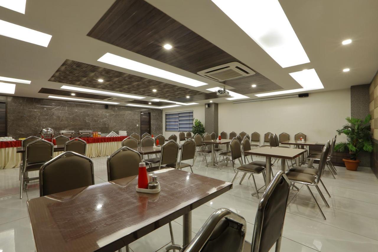 Hotel Unity อาเมดาบัด ภายนอก รูปภาพ