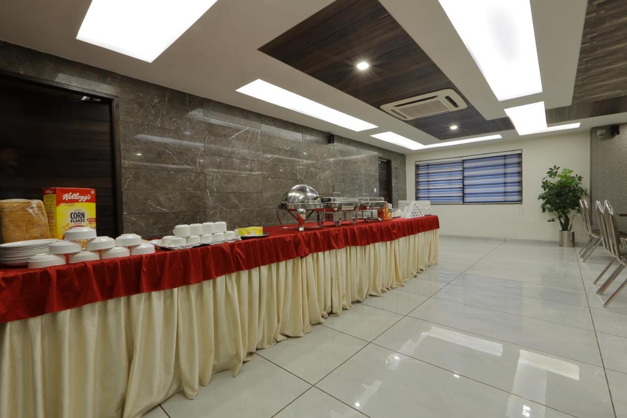 Hotel Unity อาเมดาบัด ภายนอก รูปภาพ