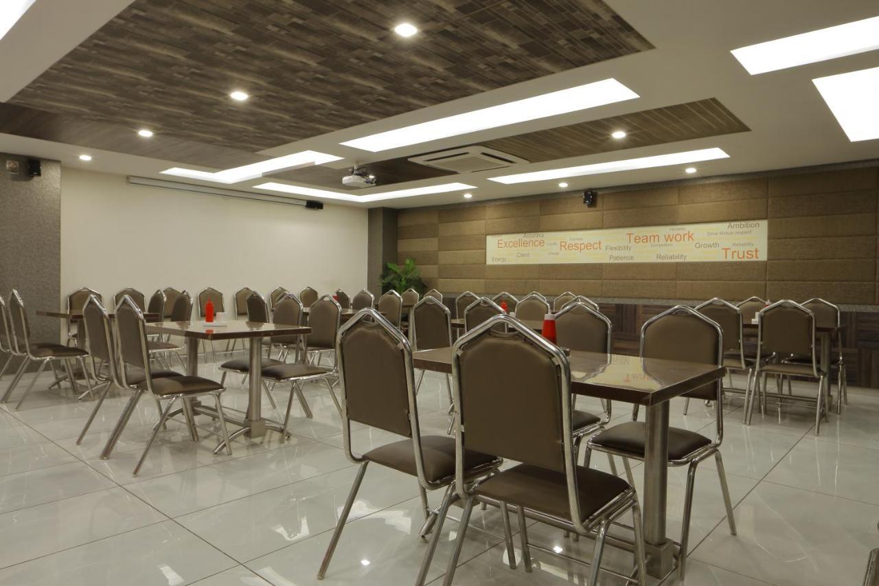 Hotel Unity อาเมดาบัด ภายนอก รูปภาพ