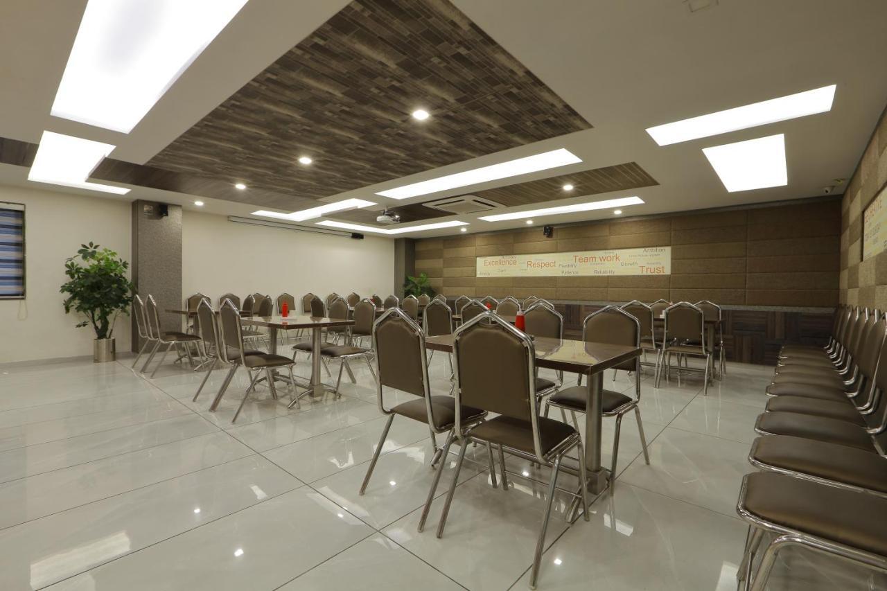 Hotel Unity อาเมดาบัด ภายนอก รูปภาพ