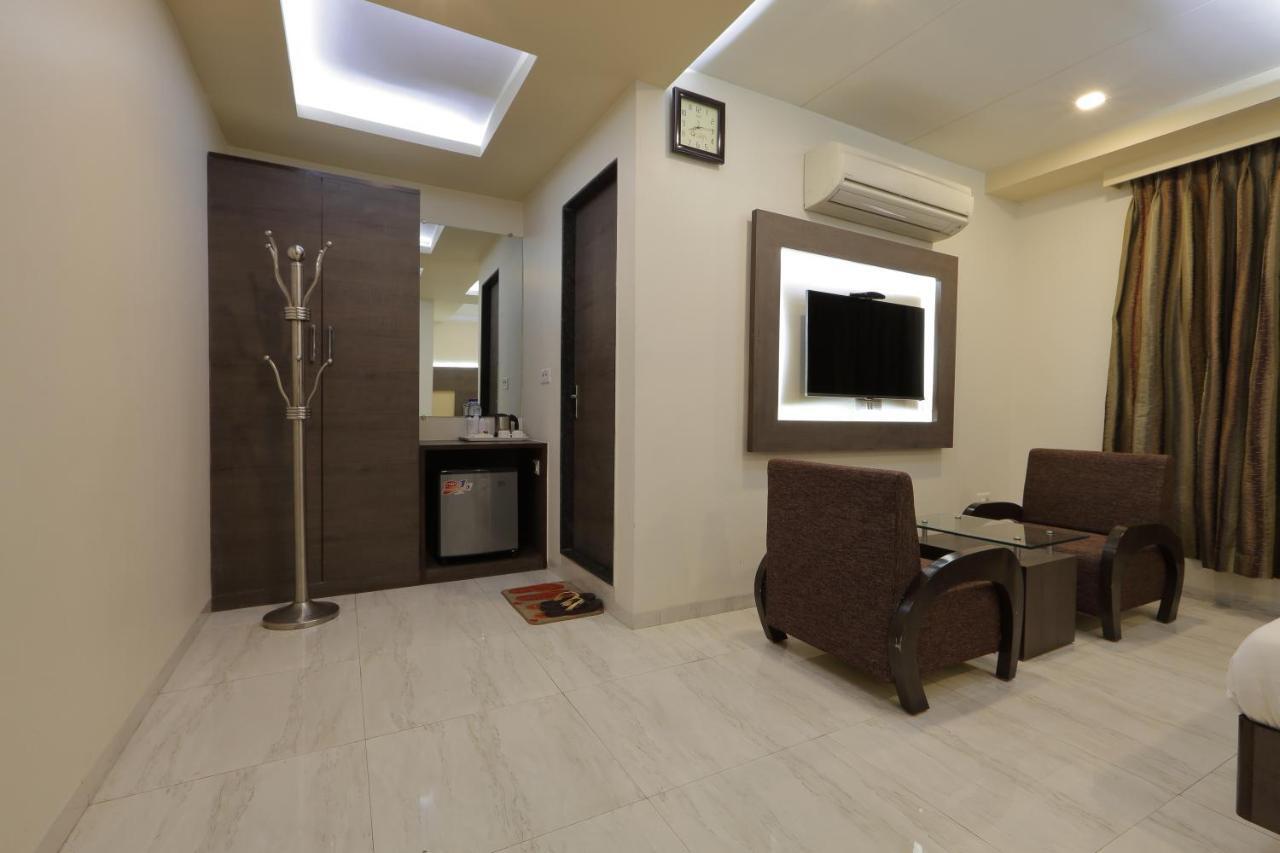 Hotel Unity อาเมดาบัด ภายนอก รูปภาพ