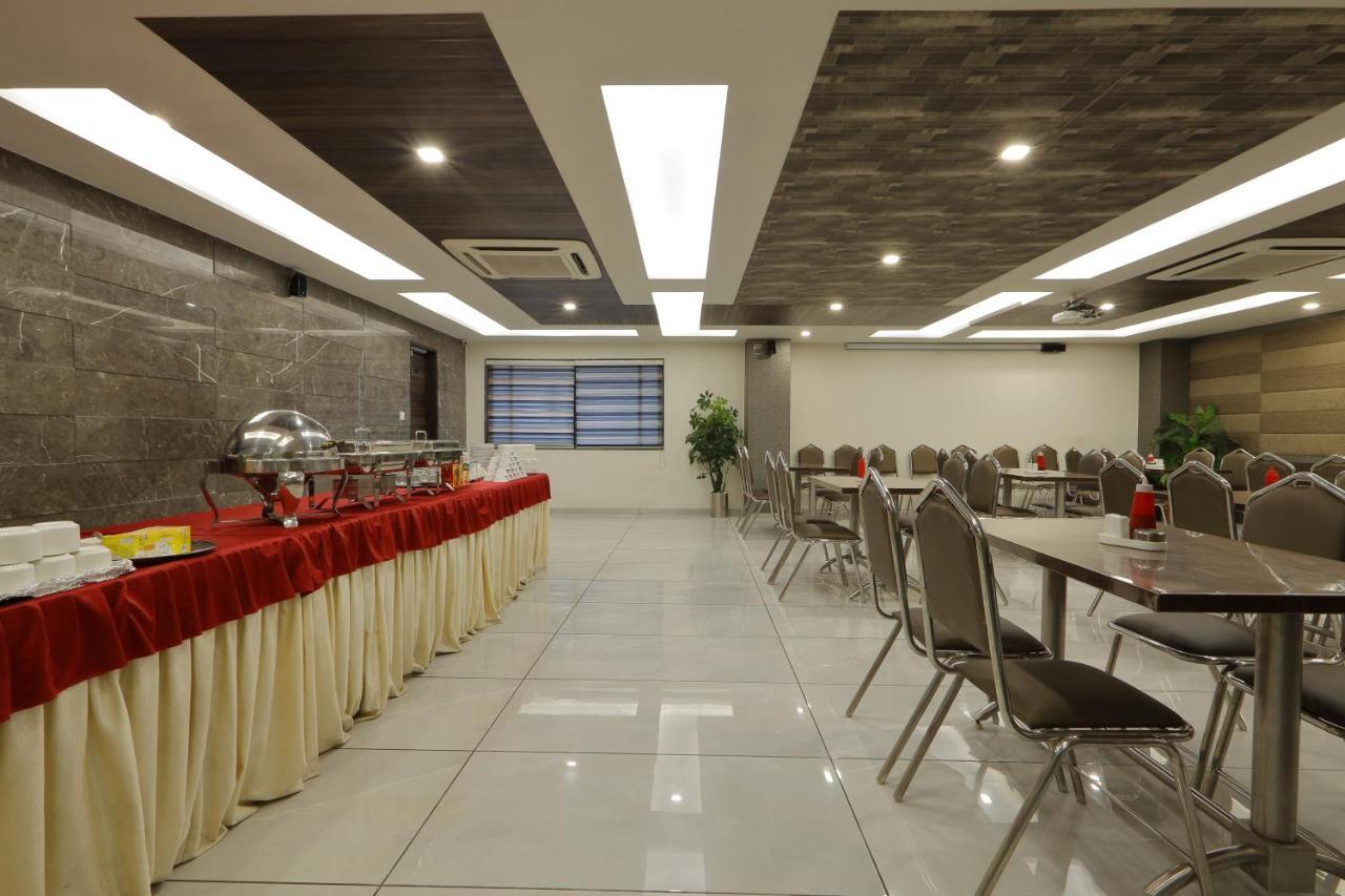 Hotel Unity อาเมดาบัด ภายนอก รูปภาพ